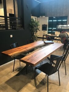 Très belle table en bois et en verre