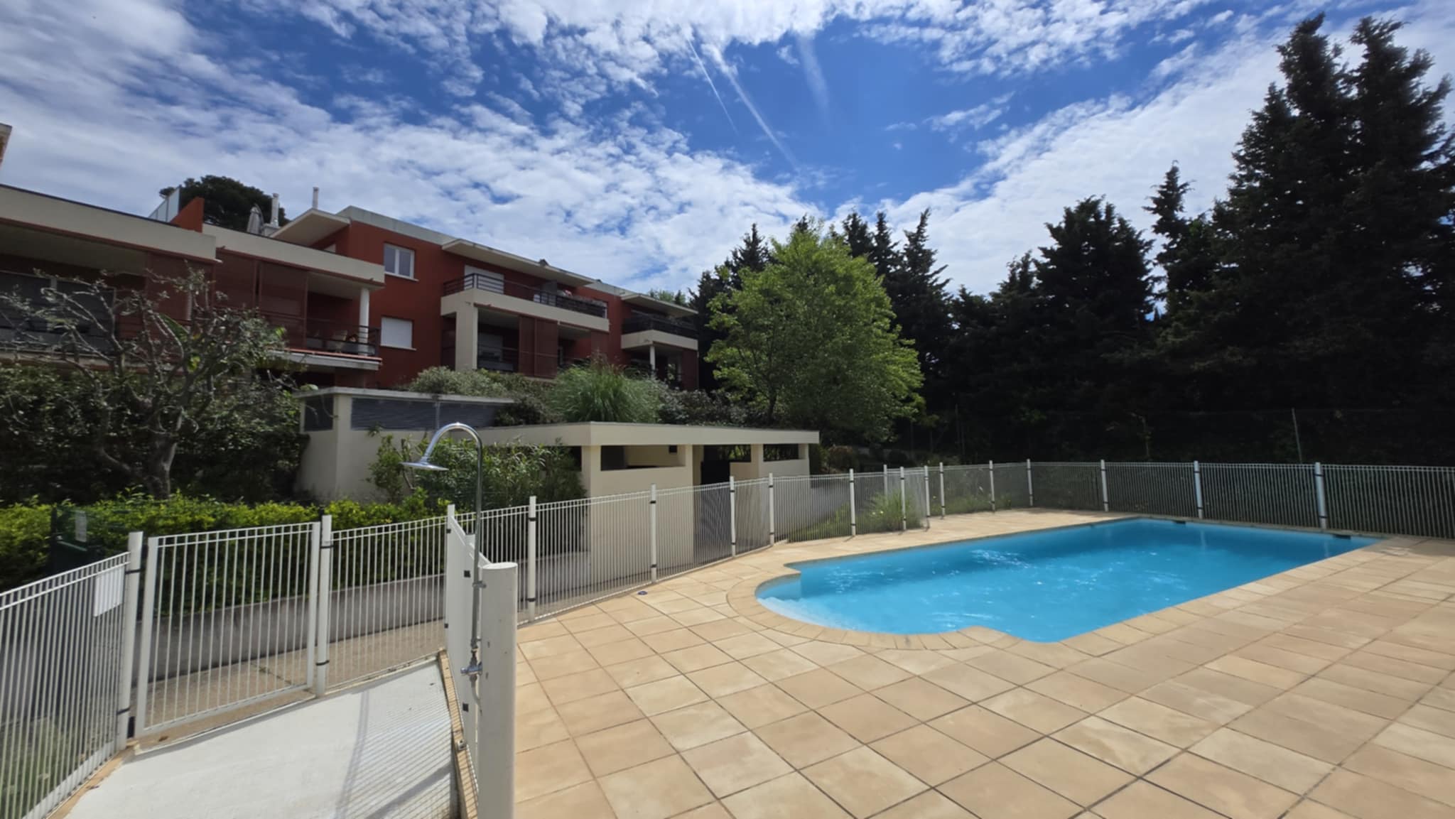 CORNICHE FLEURIE – STUDIO 36m² + TERRASSE DANS RESIDENCE RECENTE AVEC PISCINE