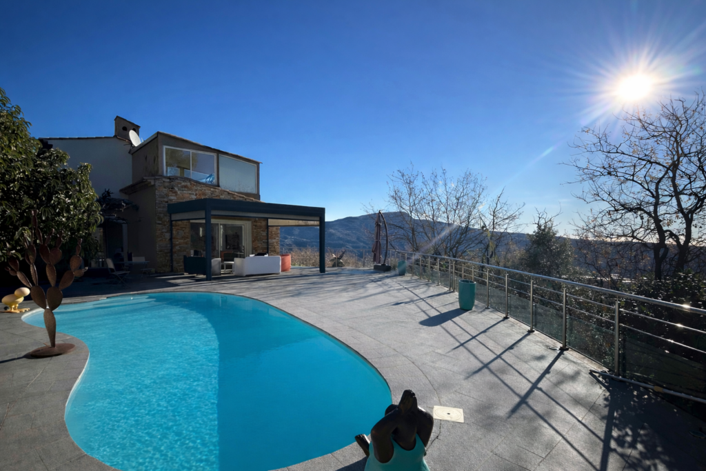 Villa d&rsquo;exception – 270m2 – Piscine – Carros Village